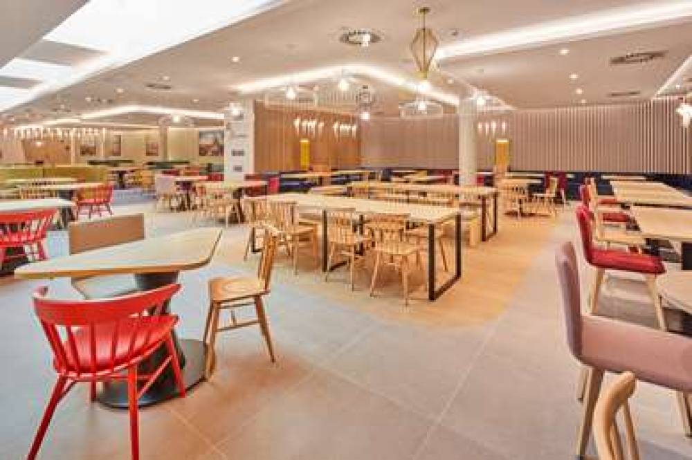 HAMPTON BY HILTON BARCELONA FIRA 10