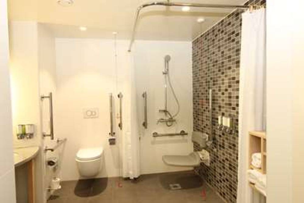 HAMPTON BY HILTON LONDON DOCKLANDS 8