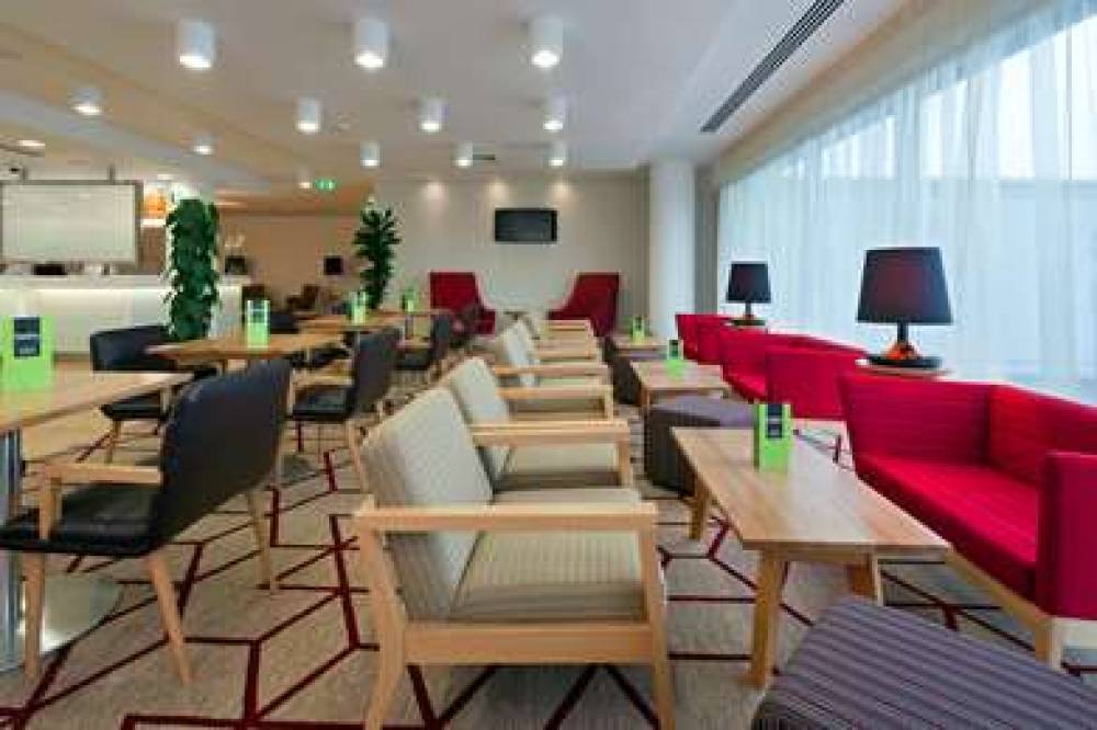 HAMPTON BY HILTON LONDON GATWICK AI 2