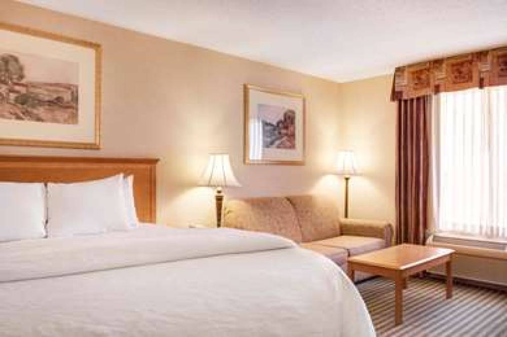 Hampton Inn &amp; Suites Addison 5