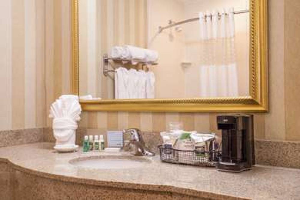 Hampton Inn &amp; Suites Addison 6
