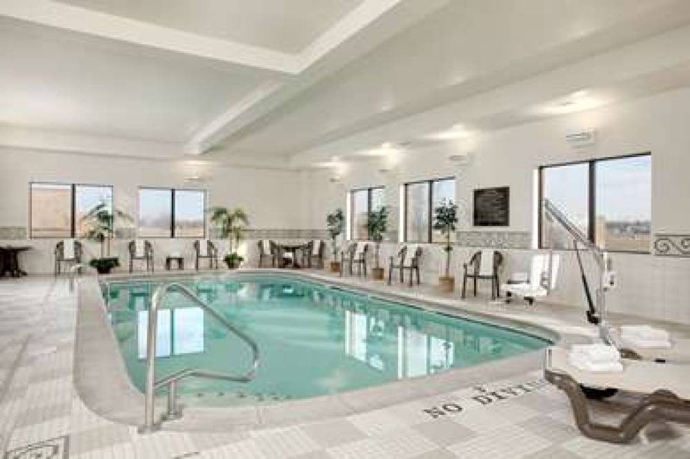 Hampton Inn &amp; Suites Addison 9
