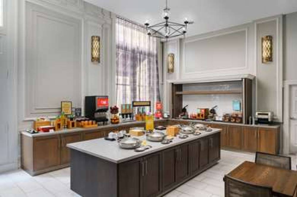 Hampton Inn &amp; Suites Baltimore Inner Harbor 7