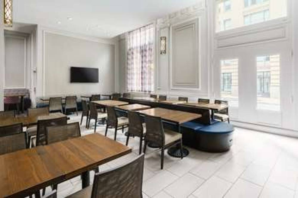 Hampton Inn &amp; Suites Baltimore Inner Harbor 10