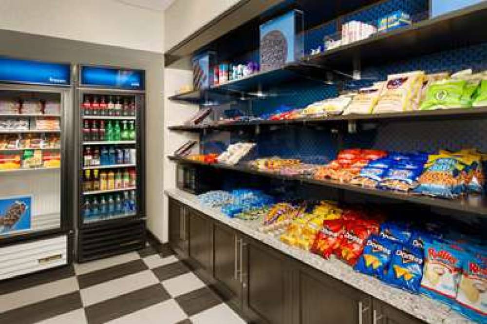 Hampton Inn &amp; Suites Buffalo Airport 8
