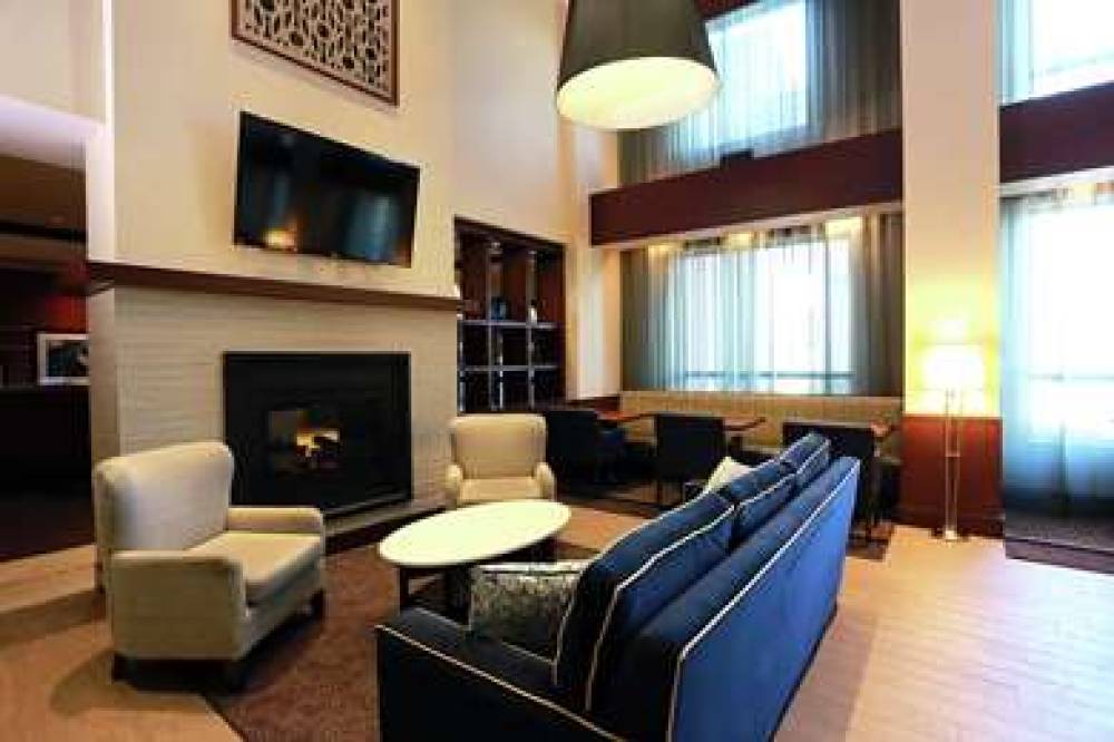 Hampton Inn &amp; Suites By Hilton Laval 5
