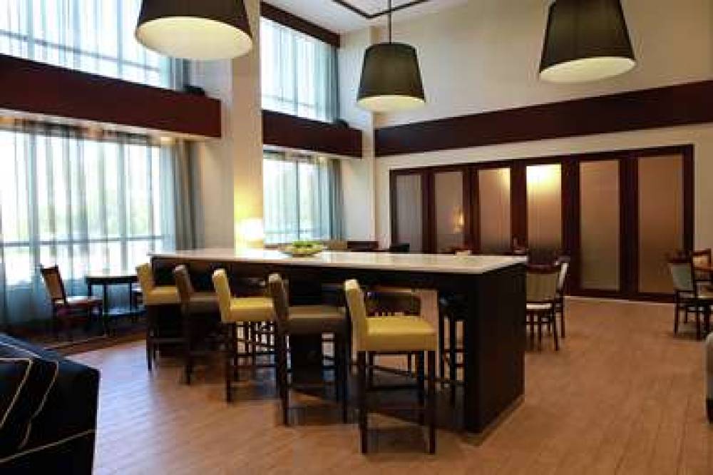 Hampton Inn &amp; Suites By Hilton Laval 3