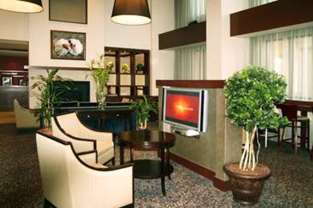 Hampton Inn &amp; Suites By Hilton Laval 8