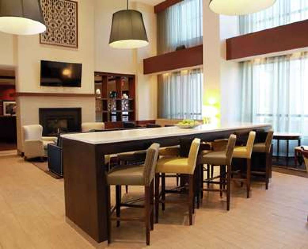 Hampton Inn &amp; Suites By Hilton Laval 4