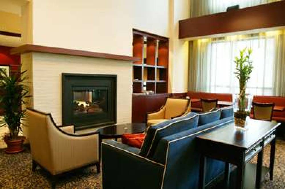 Hampton Inn &amp; Suites By Hilton Laval 9