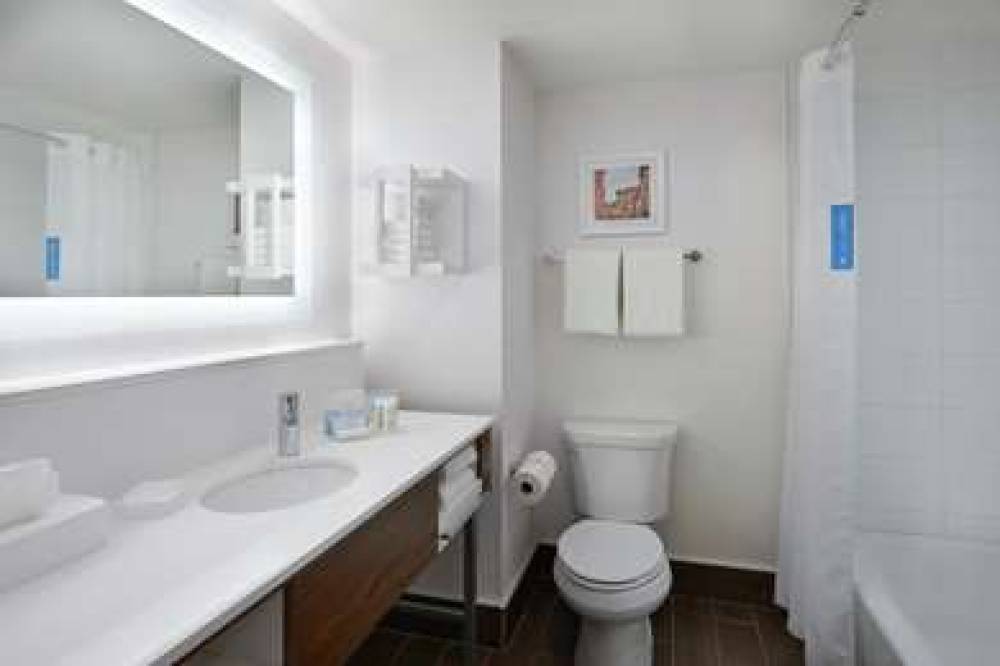 Hampton Inn &amp; Suites By Hilton Montreal-Dorval 2