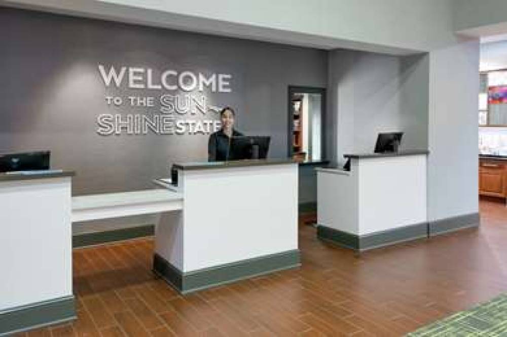 Hampton Inn &amp; Suites Orlando Airport @ Gatewa 6