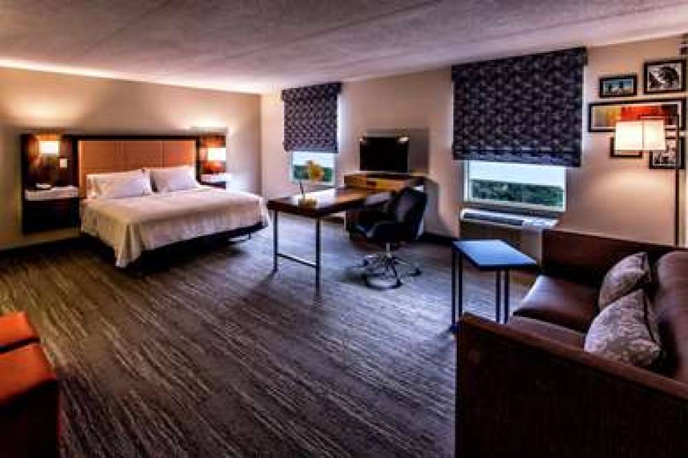 Hampton Inn &amp; Suites Staten Island 4