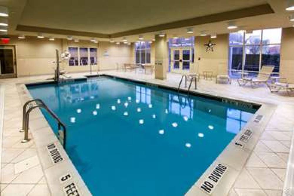 Hampton Inn &amp; Suites Staten Island 8