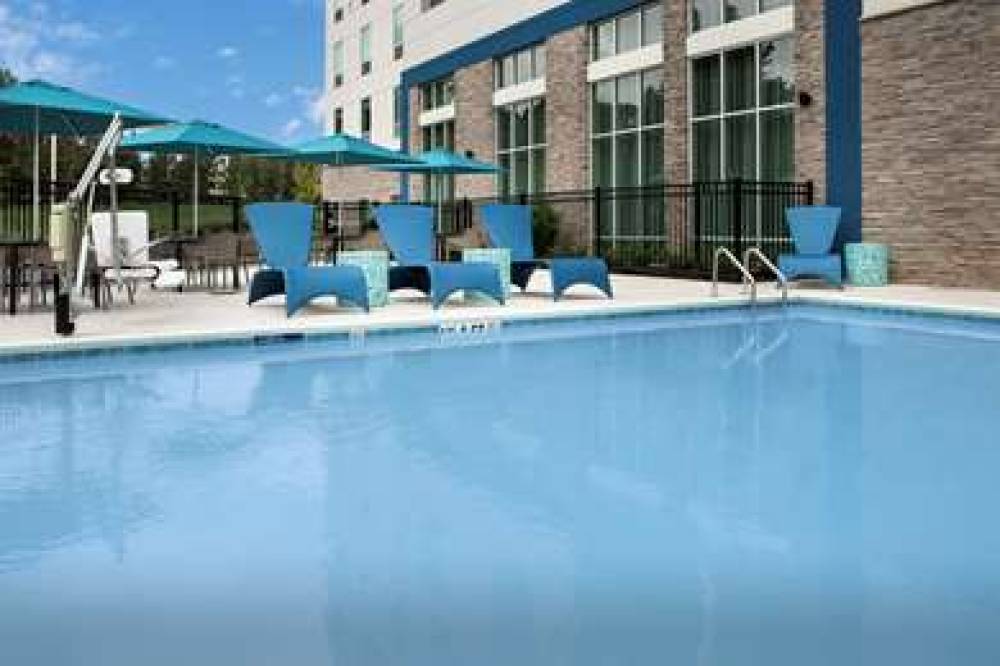 HAMPTON INN AND SUITES CLT AIRPORT 6