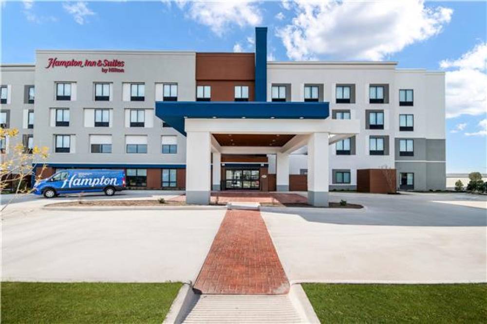 HAMPTON INN AND SUITES DFW AIRPORT 1