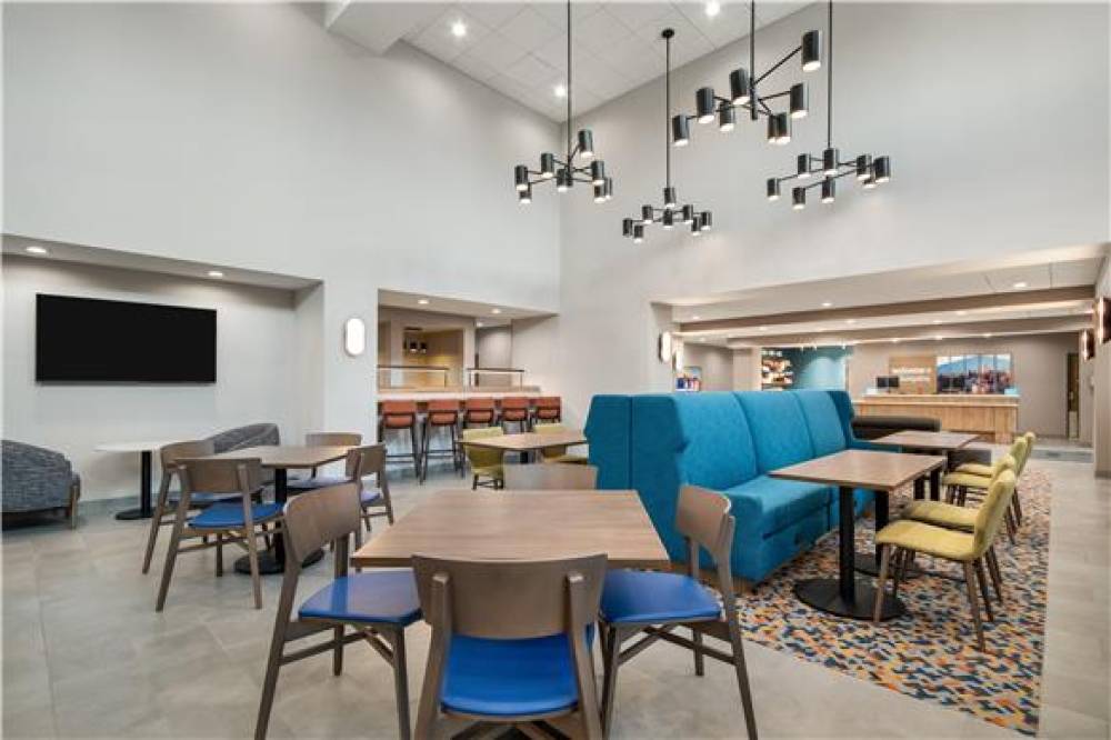 HAMPTON INN AND SUITES DFW AIRPORT 6