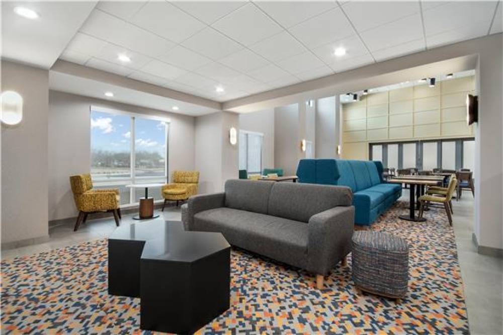HAMPTON INN AND SUITES DFW AIRPORT 4