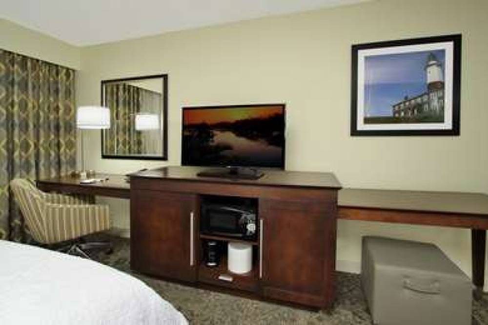 Hampton Inn And Suites Rockville Centre 8