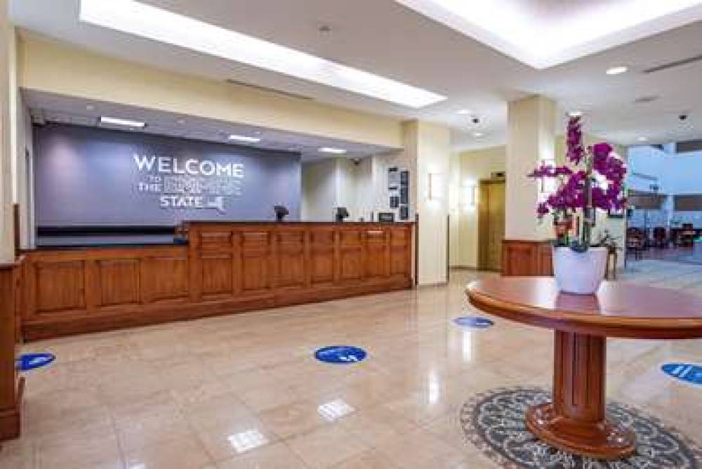 Hampton Inn And Suites Rockville Centre 9