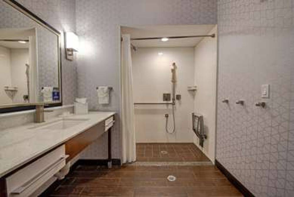 Hampton Inn And Suites Rockville Centre 2