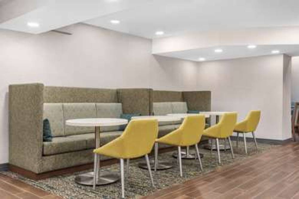 HAMPTON INN AND SUITES TORONTO DWTN 6