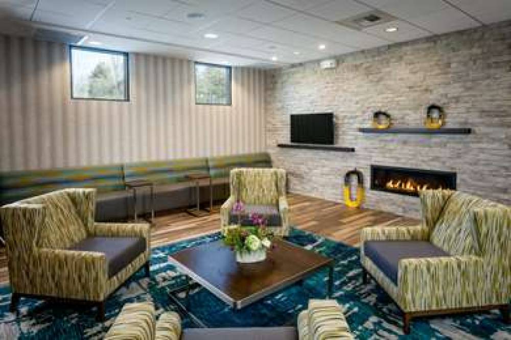 HAMPTON INN ANDAMP; SUITES BY HILTO 4