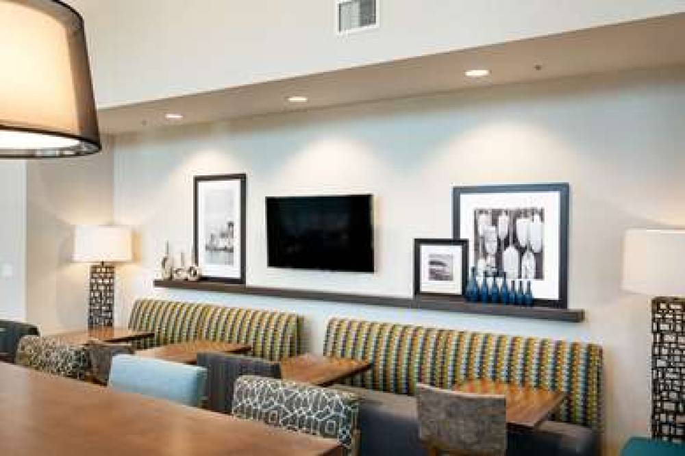 HAMPTON INN ANDAMP; SUITES BY HILTO 7