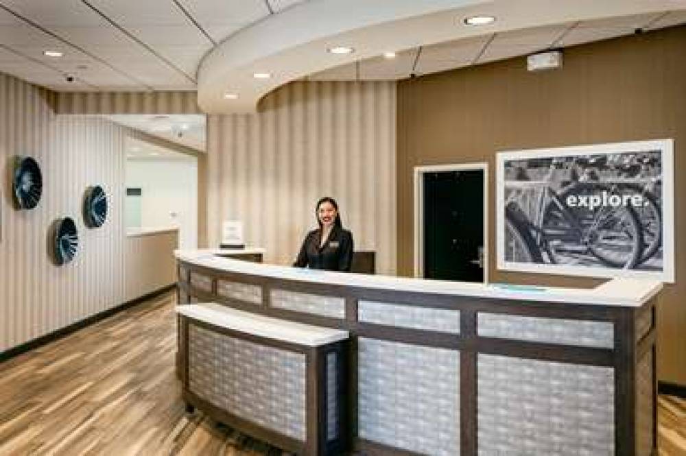 HAMPTON INN ANDAMP; SUITES BY HILTO 6