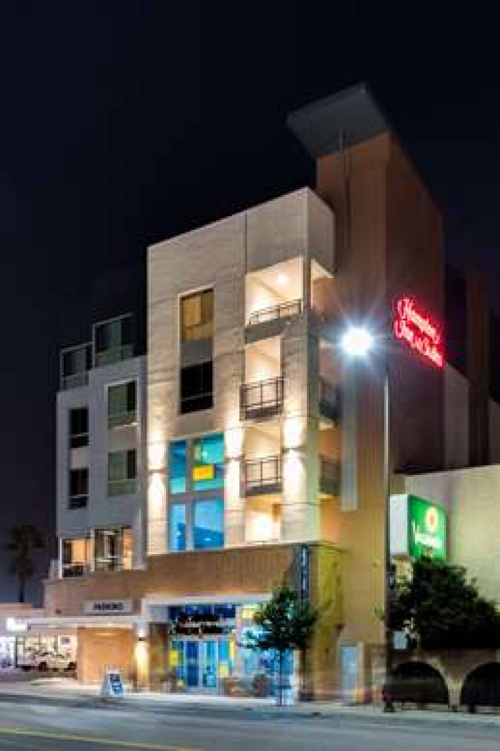 HAMPTON INN ANDAMP; SUITES LOS ANGE 6