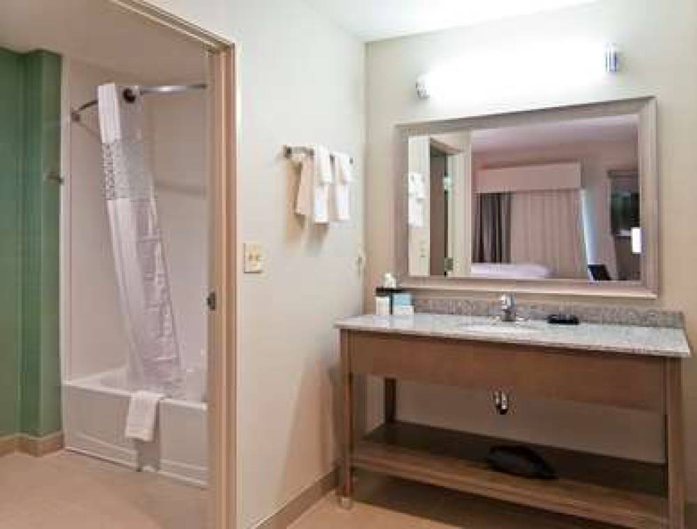 HAMPTON INN ANDAMP; SUITES PENSACOL 2