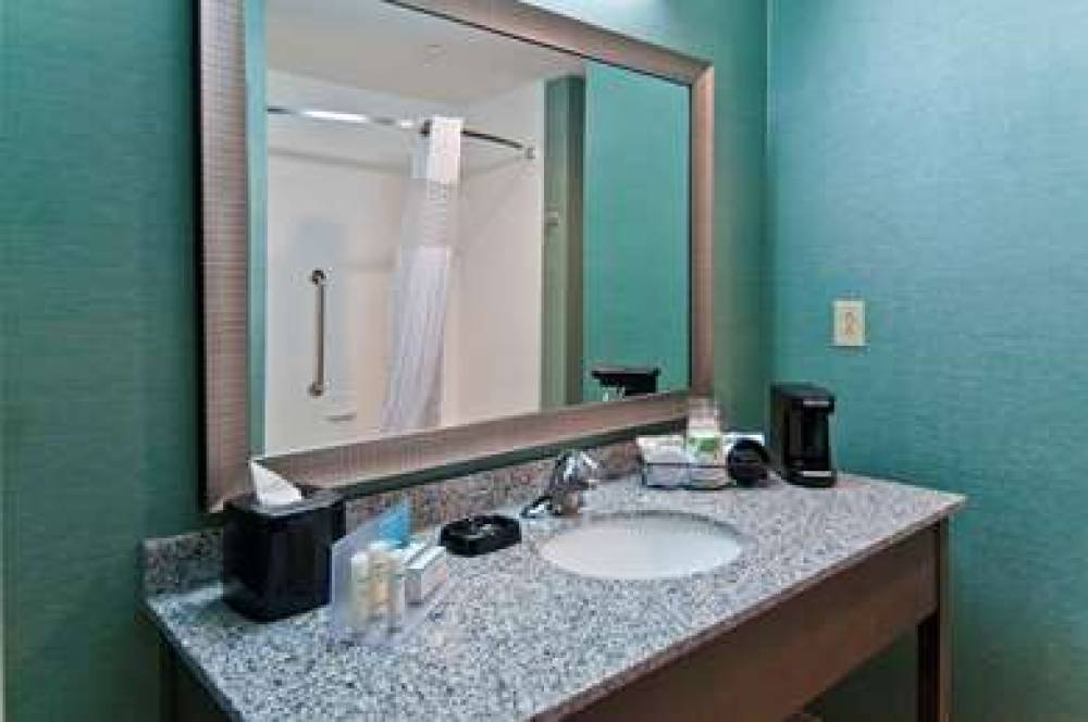 HAMPTON INN ANDAMP; SUITES PENSACOL 3