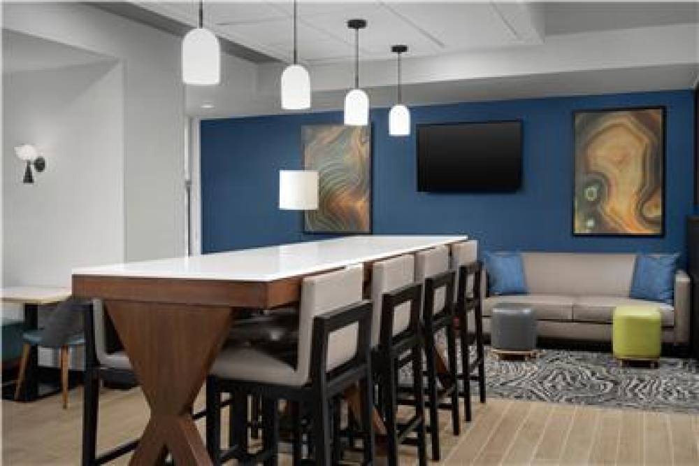 Hampton Inn Butte 8