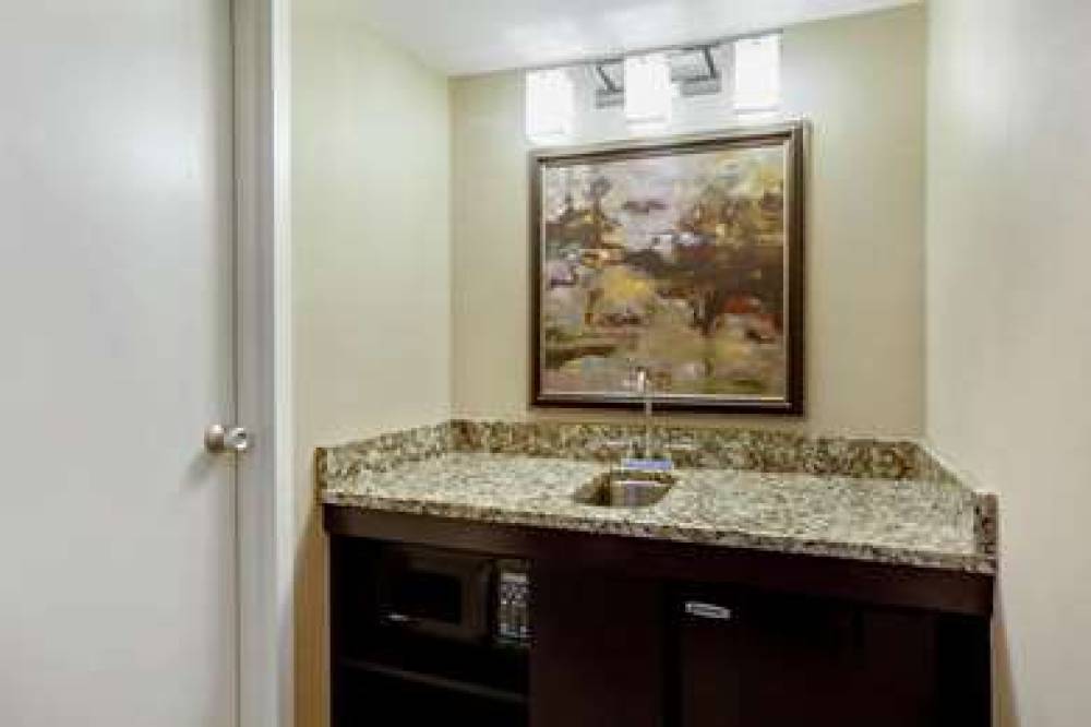 HAMPTON INN BY HILTON MANCHESTER 10
