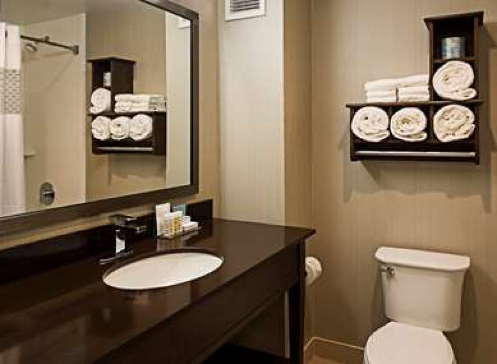 HAMPTON INN BY HILTON OTTAWA AIRPOR 7