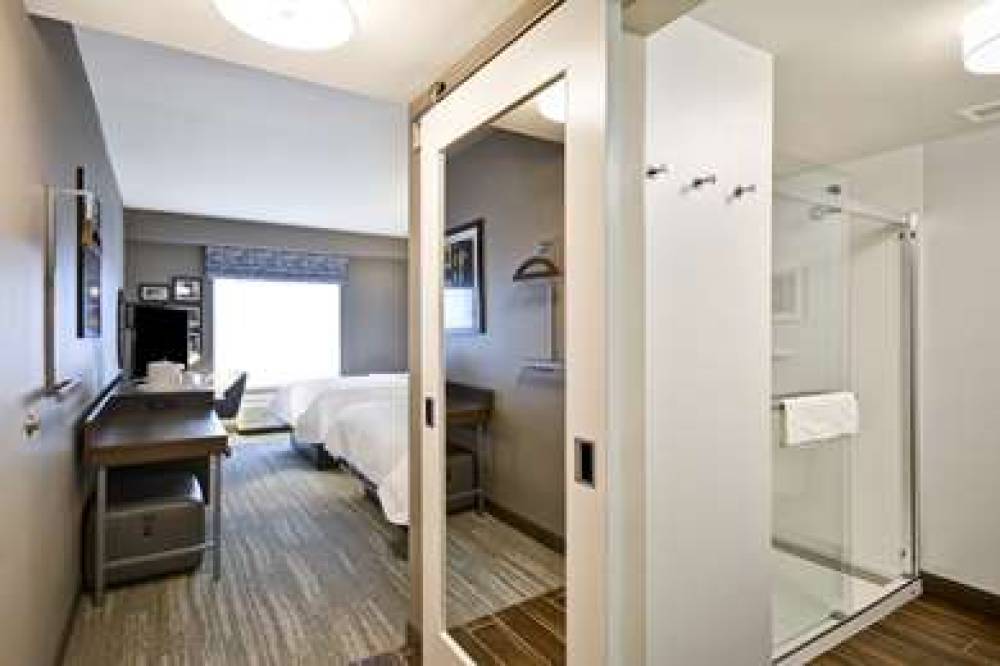 HAMPTON INN LIVONIA 2