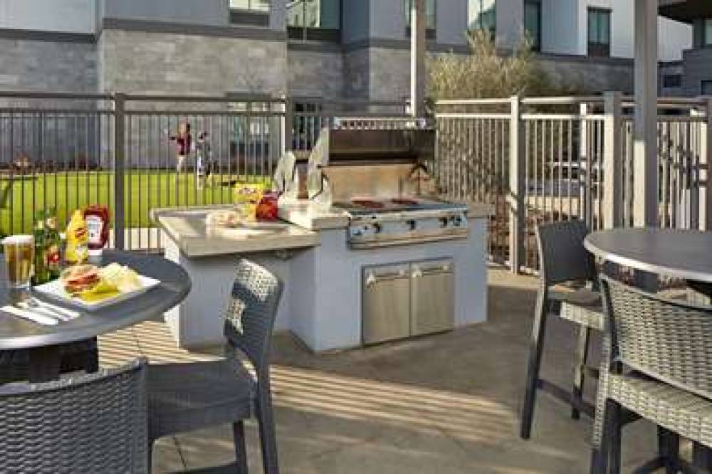 HAMPTON INN LONG BEACH AIRPORT 3