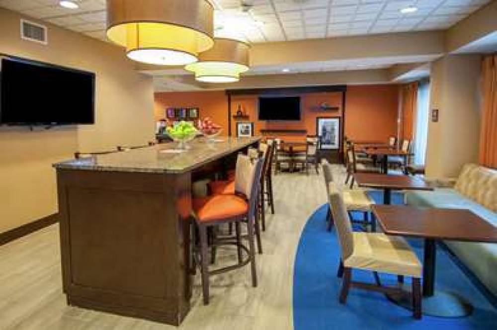 Hampton Inn Metairie 10