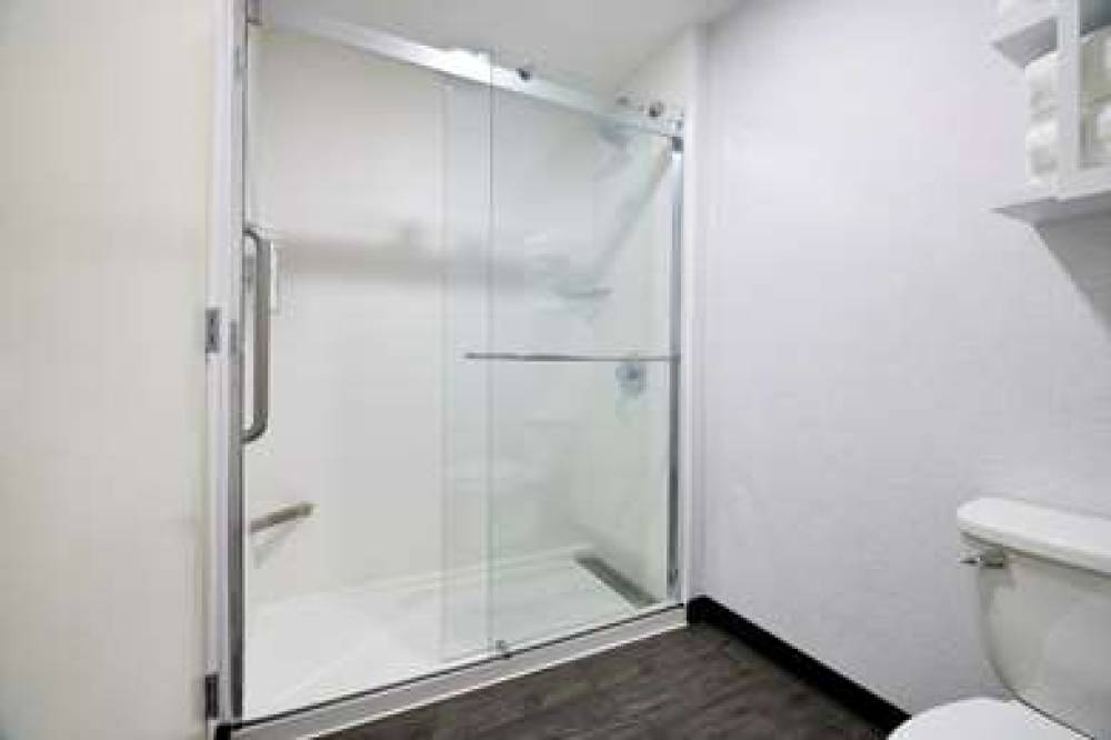 HAMPTON INN NEWARK AIRPORT 6