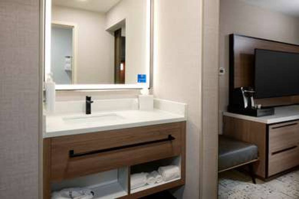 HAMPTON INN NEWARK AIRPORT 5