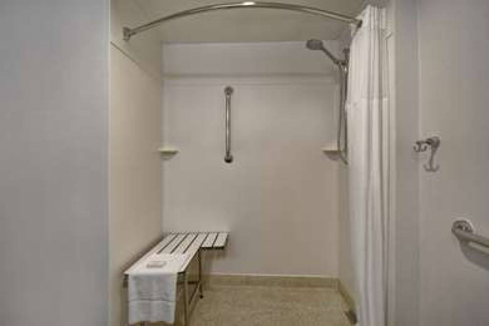 Hampton Inn NY-JFK Jamaica-Queens 3
