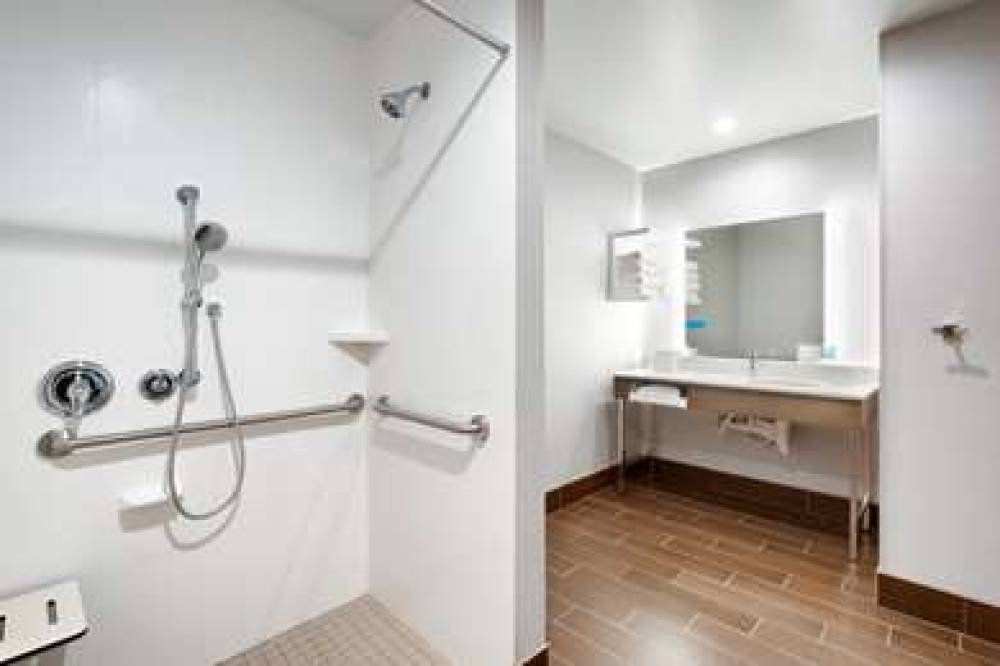 HAMPTON INN SUITES ANAHEIM RESORT C 8