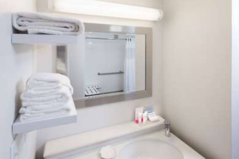 Hampton Inn Troy 10