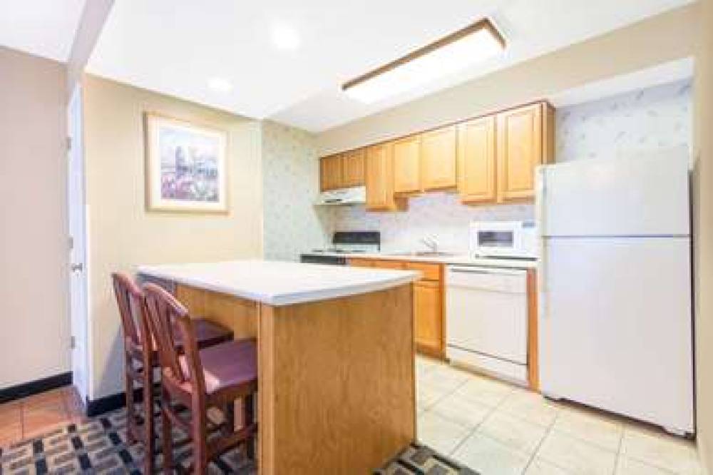 Hawthorn Suites By Wyndham Wichita East 8
