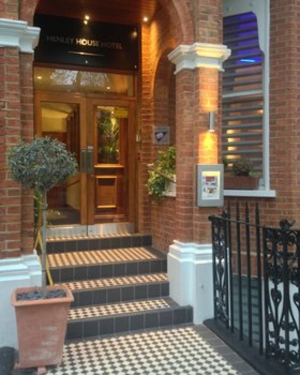HENLEY HOUSE HOTEL 9