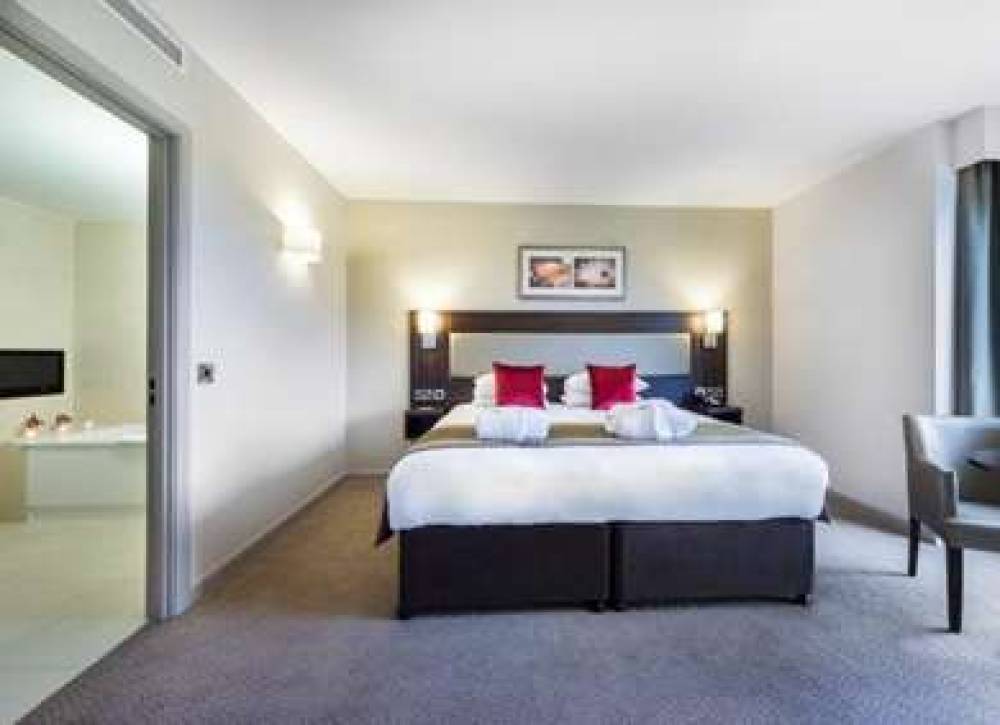 HESTON HYDE HOTEL 5