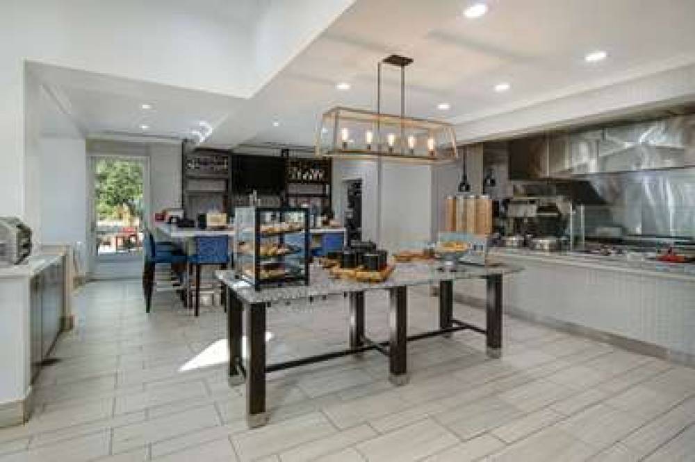 Hilton Garden Inn Detroit Metro Airport 7