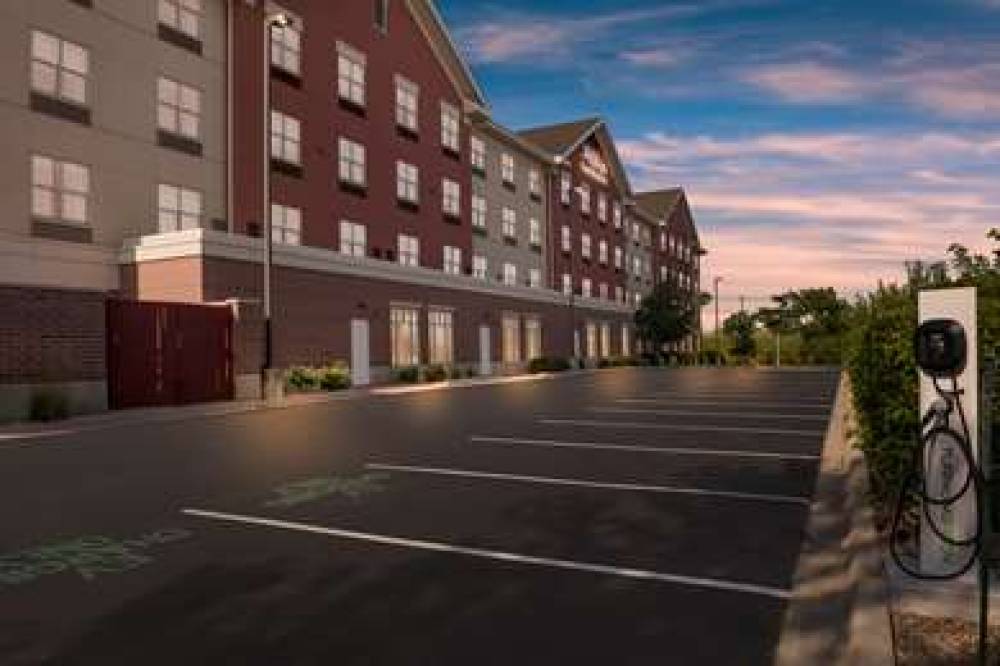 Hilton Garden Inn Rockford, IL 6