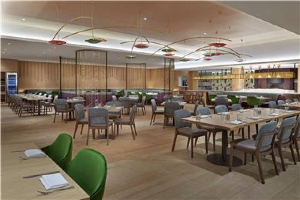 Hilton Toronto Airport Hotel &amp; Suites 2
