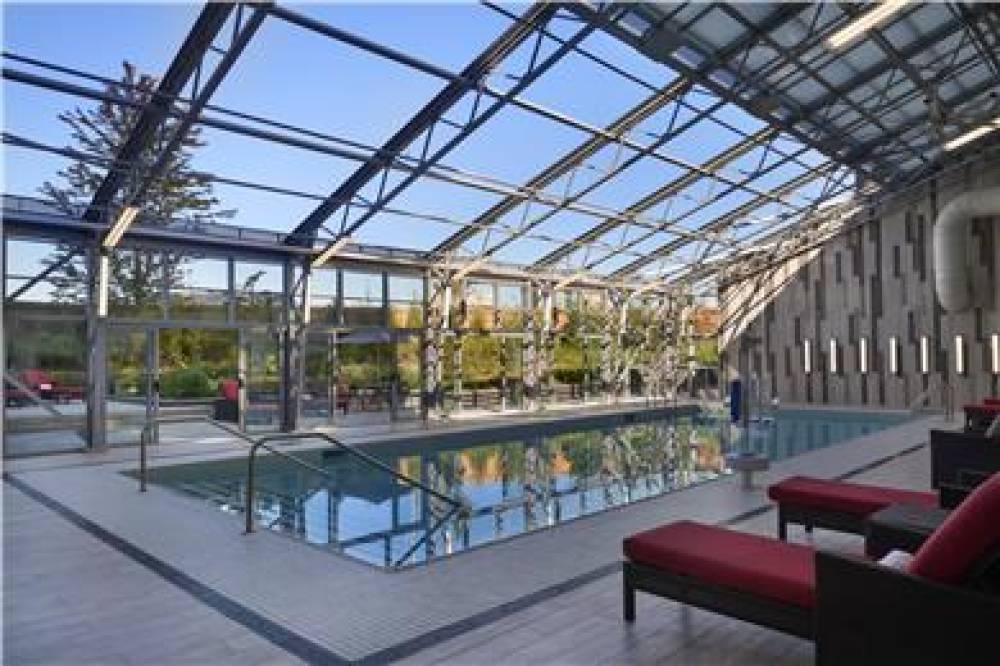 Hilton Toronto Airport Hotel &amp; Suites 8